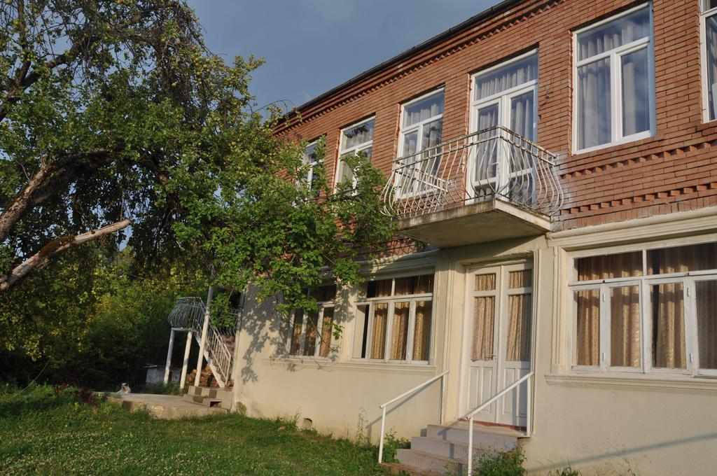 Guest House Racha Ambrolauri Exterior photo